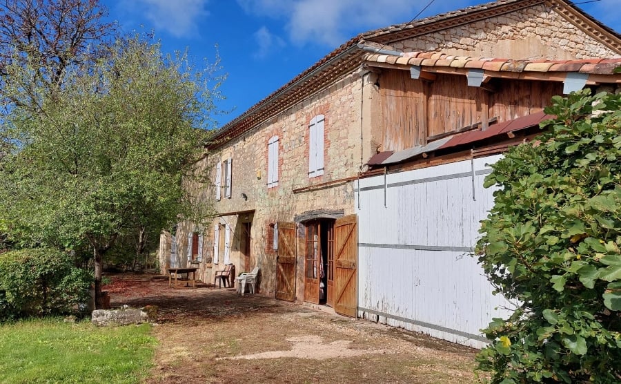 17th century farmhouse in need of renovation