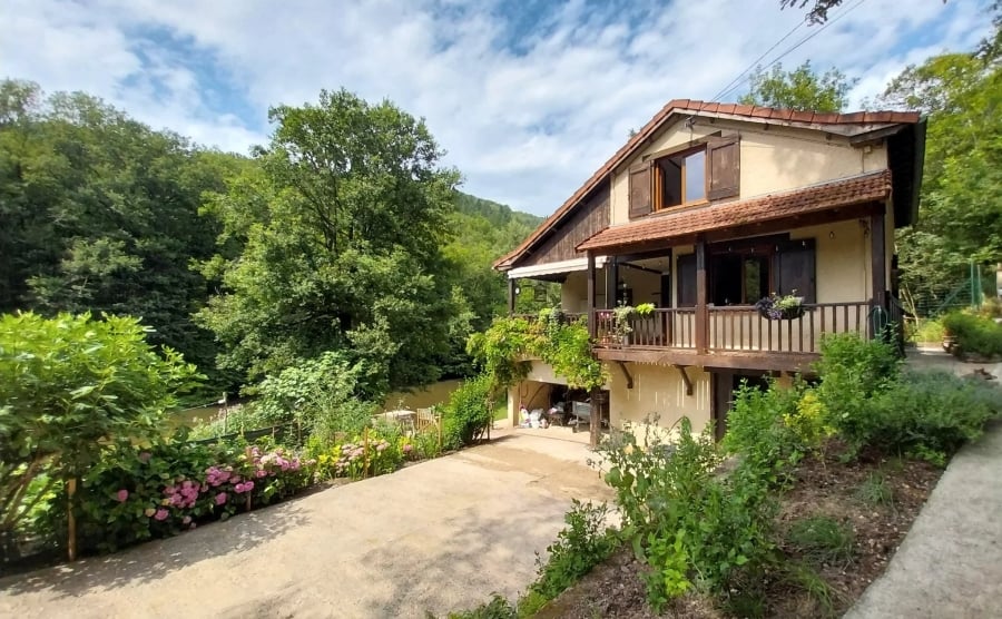 Cosy cottage overlooking nearby river