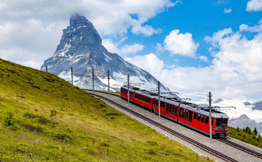 A shuttle ferrying people from Tasch to Zermatt