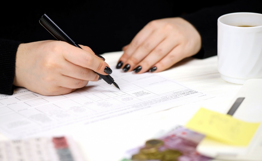 Woman fills out french tax forms