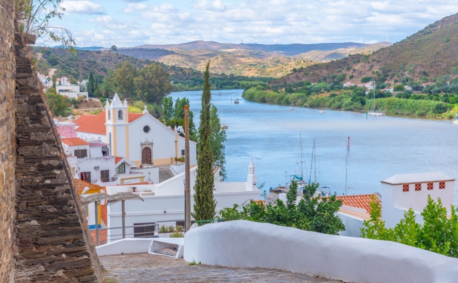 A shot of Alcoutim and the river