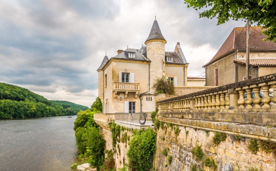 Lalinde castle and the Dordogne river