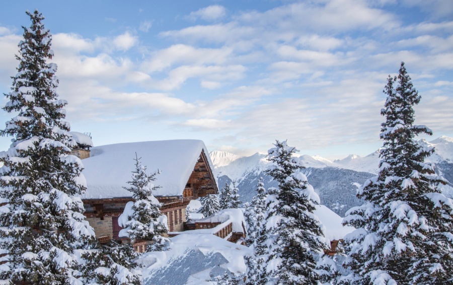 An alpine lodge in Courchevelle with views over the mountain