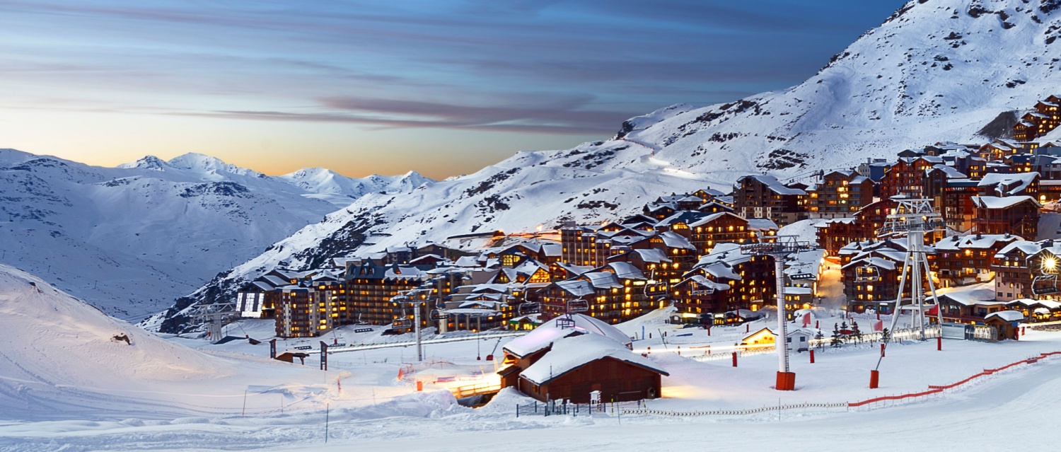 A view over the Val Thorens in the French alps by night