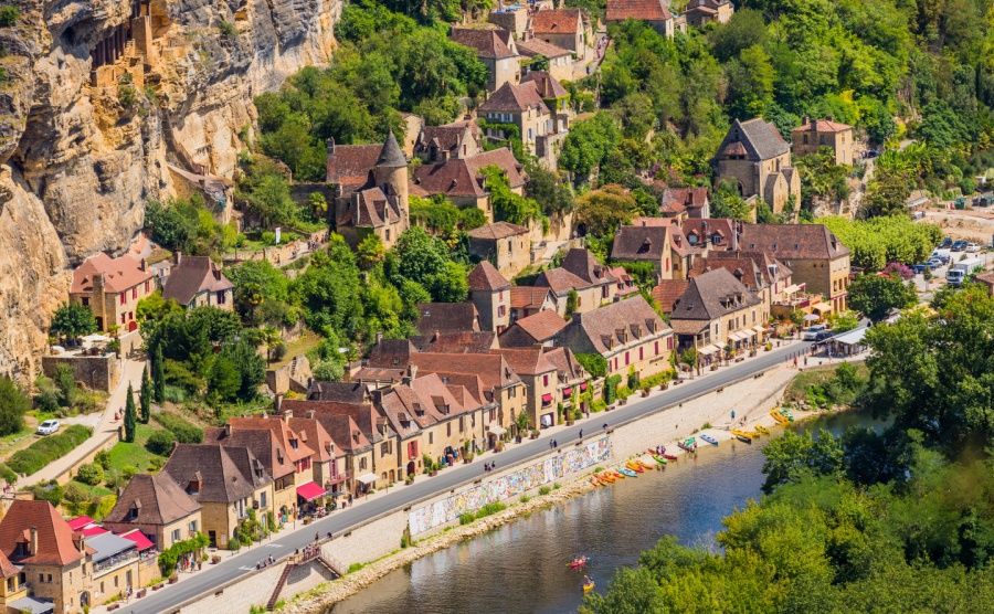 Buying property in the Dordogne, such as La Roque-Gageac